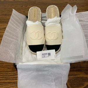 BNWT Chanel black/white espadrille. 38.